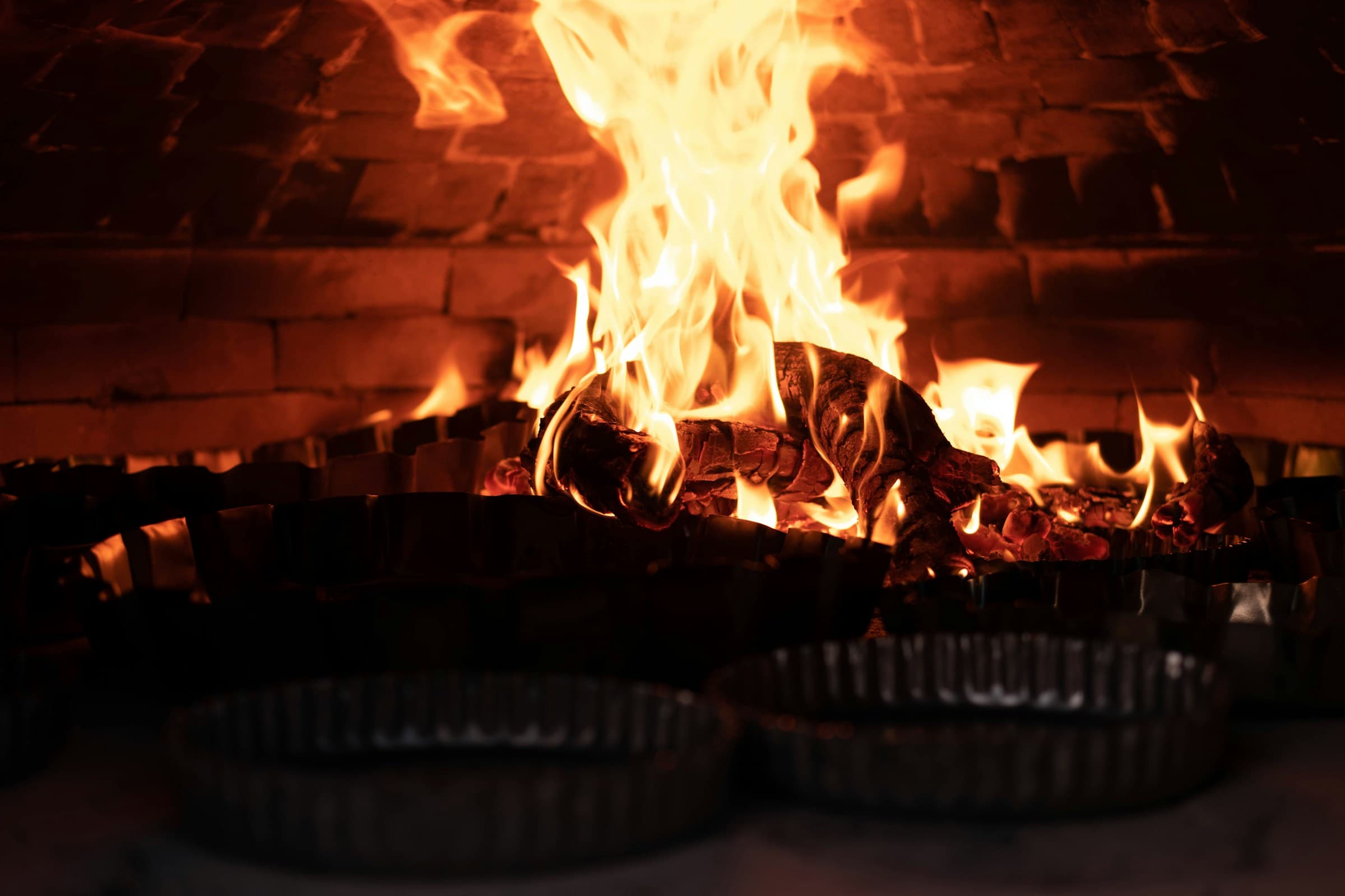 Parrilla encendida con brasas de quebracho